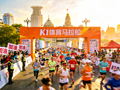K1体育策划的大型城市马拉松赛事活动现场，人群涌动